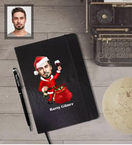 Kişiye Özel Yılbaşı Erkek Karikatürlü Siyah Defter Kalem Hediye Seti Model-6