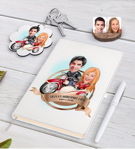 BK Gift Kişiye Özel Yılın En Mükemmel Çifti Karikatürlü Beyaz Defter Kalem ve Anahtarlık Hediye Seti-12 (Model 1)
