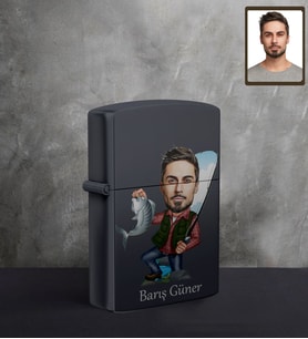 Kişiye Özel Balıkçı Karikatürlü UV Baskılı Siyah Benzinli Çakmak Bay-2