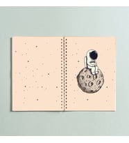 Astronot Ve Ay Tasarımlı Spiralli A5 96 Yaprak Çizgisiz Defter