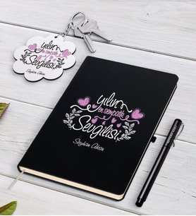 BK Gift Kişiye Özel Yılın En Sempatik Sevgilisi Siyah Defter Kalem ve Anahtarlık Hediye Seti (Model 1)
