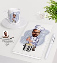 BK Gift Kişiye Özel Erkek Aşçı Karikatürlü Beyaz Defter Kalem Türk Kahvesi Fincanı Seti-1 (Model 1)