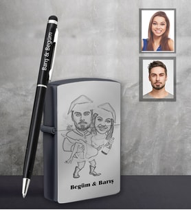Kişiye Özel Yılbaşı Sevgili Karikatürlü Siyah Çakmak Kalem Hediye Seti Model-2 (Model 1)
