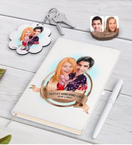BK Gift Kişiye Özel Yılın En Mükemmel Çifti Karikatürlü Beyaz Defter Kalem ve Anahtarlık Hediye Seti-2 (Model 1)