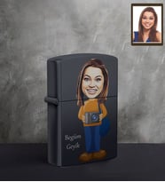 Kişiye Özel Fotoğrafçı Karikatürlü UV Baskılı Siyah Benzinli Çakmak Bayan-1