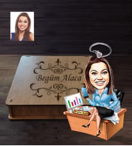 Kişiye Özel Patron Karikatürlü  Ahşap Anahtarlık Kutulu Bayan-13