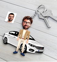 BK Gift Kişiye Özel Bay FIAT Egea Figürlü Plakalı Ahşap Karikatür Anahtarlık-2 (Beyaz)
