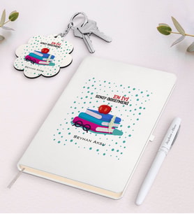 BK Gift Kişiye Özel En İyi Sınıf Öğretmeni Beyaz Defter Kalem Ve Anahtarlık Hediye Seti-13 (Model 1)