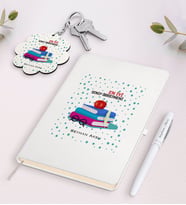 BK Gift Kişiye Özel En İyi Sınıf Öğretmeni Beyaz Defter Kalem Ve Anahtarlık Hediye Seti-13 (Model 1)