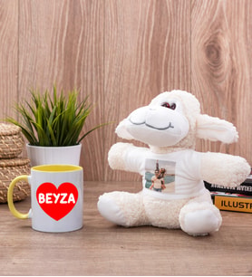 Sevgiliye Hediye İsim Yazılı Kalpli Sarı Kupa Bardak ve Peluş Koyun