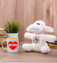 Sevgiliye Hediye İsim Yazılı Kalpli Sarı Kupa Bardak ve Peluş Koyun