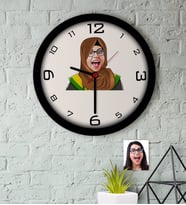 BK Gift Kişiye Özel Tesettürlü Bayan Öğretmen Karikatürlü Ahşap Duvar Saati-3 (Beyaz)