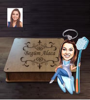 Kişiye Özel Diş Doktoru Karikatürlü Ahşap Anahtarlık Kutulu Bayan-1