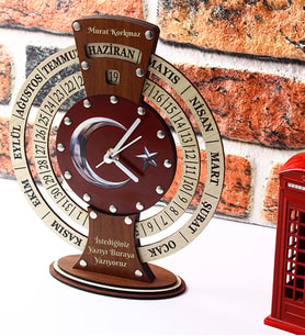İsme Özel Anneye,Babaya,Sevgiliye Hediye Ay Yıldız Modeli Takvimli Ahşap Masa Saati