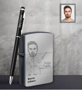 Kişiye Özel Öğretmen Karikatürlü Siyah Çakmak Kalem Hediye Seti Bay-4 (Model 1)