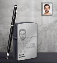 Kişiye Özel Öğretmen Karikatürlü Siyah Çakmak Kalem Hediye Seti Bay-4 (Model 1)