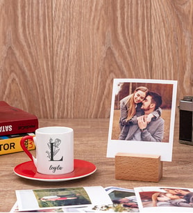 Baş Harfli Çiçek Tasarım Kırmızı Kahve Fincanı ve Ahşap Standlı Polaroid Set
