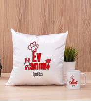 Ev Hanımı Kare Yastık ve Beyaz Kupa Bardak