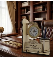 Kişiye Özel İsimli Ahşap Saatli Masa İsimliği Kalemlik Ofis Hediyesi Yeni İş Terfi Doğum Günü Öğretmen Müdür Avukat Doktor Mimar Yıl Dönümü Hediyesi