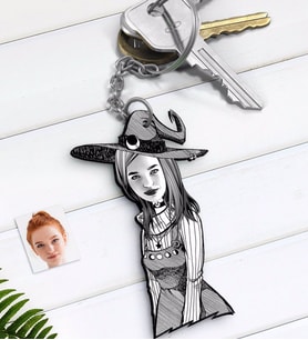 BK Gift Kişiye Özel Bayan Cadı Karikatürlü Ahşap Anahtarlık-1 (Beyaz)
