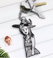 BK Gift Kişiye Özel Bayan Cadı Karikatürlü Ahşap Anahtarlık-1 (Beyaz)