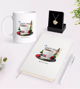 BK Gift Kişiye Özel İngilizce Öğretmeni Beyaz Kupa Defter Kalem ve İsimli Papatya Kolye Hediye Seti-8 (Model 1)