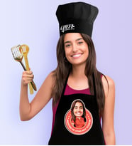 BK Gift Kişiye Özel Bayan Kolay Yetişmiyor Karikatürlü Siyah Mutfak Önlüğü Aşçı Şapkası Seti