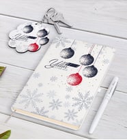 BK Gift Kişiye Özel Yılbaşı Mutlu Yıllar Beyaz Defter Kalem ve Anahtarlık Hediye Seti-13 (Model 1)