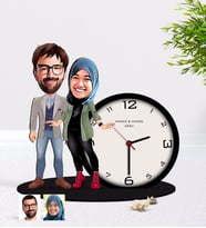 BK Gift Kişiye Özel Sevgililer Karikatürlü Ahşap Biblo Masa Saati-58 (Beyaz)