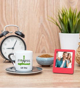Fitness Eğitmeni Siyah Kahve Fincanı ve Kırmızı Fotoğraf Çerçevesi