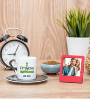 Fitness Eğitmeni Siyah Kahve Fincanı ve Kırmızı Fotoğraf Çerçevesi