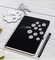 BK Gift Kişiye Özel Yılbaşı Mutlu Yıllar Siyah Defter Kalem ve Anahtarlık Hediye Seti-10 (Model 1)