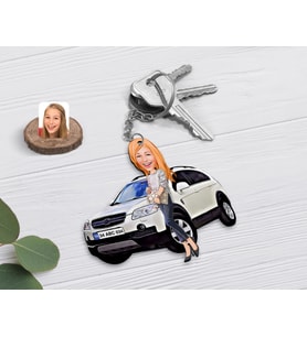 BK Gift Kişiye Özel Bayan Chevrolet Captiva Figürlü Plakalı Ahşap Karikatür Anahtarlık