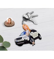 BK Gift Kişiye Özel Bayan Chevrolet Captiva Figürlü Plakalı Ahşap Karikatür Anahtarlık