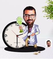 BK Gift Kişiye Özel Erkek Fen Bilimleri Öğretmeni Karikatürlü Ahşap Masaüstü Biblo Saat-3 (Beyaz)