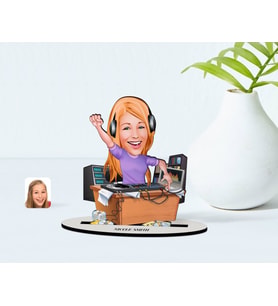 BK Gift Kişiye Özel Kadın Radyocu Karikatürlü Ahşap Biblo Model-1 (Beyaz)
