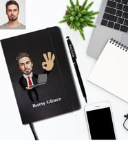 Kişiye Özel İş Adamı Karikatürlü Siyah Defter Kalem Hediye Seti Bay-4