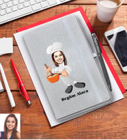 Kişiye Özel Aşçı Karikatürlü Gri Defter Kalem Hediye Seti Bayan-1