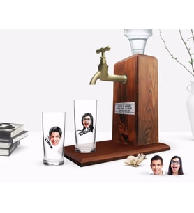 BK Gift Kişiye Özel Renkli Baskılı Erkek ve Kadın Yüz Karikatürlü İkili Rakı Bardağı ve Ahşap Rakı Standı Hediye Seti-2 (Model 1)