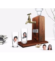 BK Gift Kişiye Özel Renkli Baskılı Erkek ve Kadın Yüz Karikatürlü İkili Rakı Bardağı ve Ahşap Rakı Standı Hediye Seti-2 (Model 1)