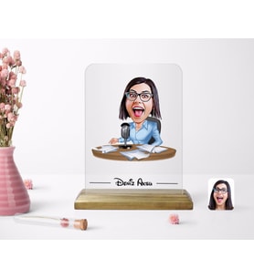 BK Gift Kişiye Özel Kadın Spiker Karikatürlü Ahşap Standlı Çerçeve (Beyaz)