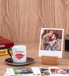 Sevgiliye Hediye Tarihli ve İsimli Siyah Fincan ve Ahşap Standlı Polaroid Set
