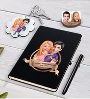 BK Gift Kişiye Özel Yılın En Mükemmel Çifti Karikatürlü Siyah Defter Kalem ve Anahtarlık Hediye Seti-3 (Model 1)