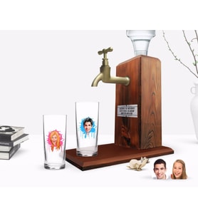 BK Gift Kişiye Özel Renkli Baskılı Erkek ve Kadın Karikatürlü İkili Rakı Bardağı ve Ahşap Rakı Standı Hediye Seti-31 (Model 1)