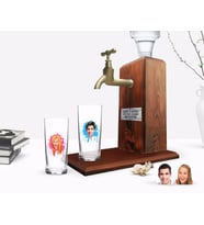 BK Gift Kişiye Özel Renkli Baskılı Erkek ve Kadın Karikatürlü İkili Rakı Bardağı ve Ahşap Rakı Standı Hediye Seti-31 (Model 1)