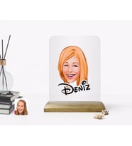BK Gift Kişiye Özel Kadın Yüz Karikatürlü Ahşap Standlı Çerçeve-1 (Beyaz)