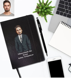 Kişiye Özel Kolay Yetişmiyor Karikatürlü Siyah Defter Kalem Hediye Seti Mod1
