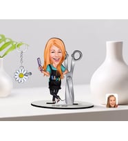 BK Gift Kişiye Özel Kadın Kuaför Karikatürlü 3D Ahşap Biblo ve İsimli Silver Papatya Anahtarlık-1 (Model 1)