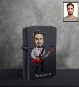 Kişiye Özel Gitarist Karikatürlü UV Baskılı Siyah Benzinli Çakmak Bay-2