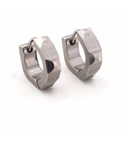 KÖŞELİ TASARIM GÜMÜŞ RENKLİ PASLANMAZ ÇELİK ERKEK KÜPE E709